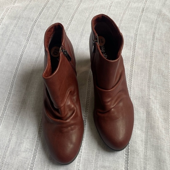 Easy Street NWOT burgundy booties with ruching. - Picture 1 of 10